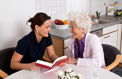 Regelmäßige wöchentliche Besuche ermöglichen älteren Menschen am sozialen Leben teilzunehmen. 